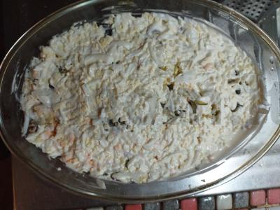 Sluoksniuotas salotas su sūriu, marinuotais agurkais ir kiaulės liežuviu Žingsnis 5