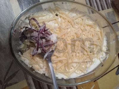 Sluoksniuotas salotas su sūriu, marinuotais agurkais ir kiaulės liežuviu pagrindine nuotrauka