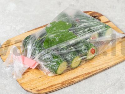 Sūdyti agurkai maišelyje Žingsnis 5