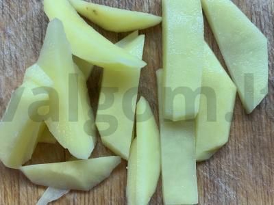 Salotas su kiaulienos faršu ir keptais bulvėmis Žingsnis 1