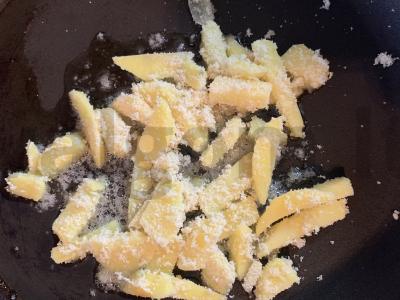 Salotas su kiaulienos faršu ir keptais bulvėmis Žingsnis 3