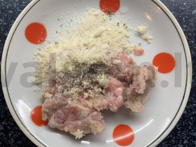 Salotas su kiaulienos faršu ir keptais bulvėmis Žingsnis 4