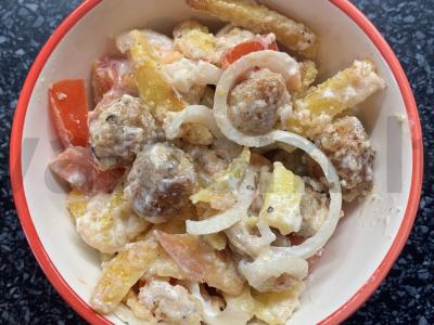 Salotas su kiaulienos faršu ir keptais bulvėmis pagrindine nuotrauka