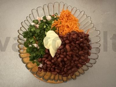 Salotos su rūkytomis vištienos krūtinėlėmis ir pupelėmis Žingsnis 4