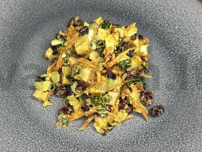 Salotos su rūkytomis vištienos krūtinėlėmis ir pupelėmis pagrindine nuotrauka