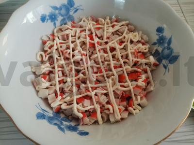 Salotos su krabų lazdelėmis ir lašiša Žingsnis 1