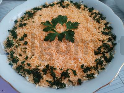 Salotos su krabų lazdelėmis ir lašiša pagrindine nuotrauka