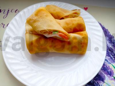 Blynai su pienu, raudoną žuvimi ir grietinėlės sūriu pagrindine nuotrauka