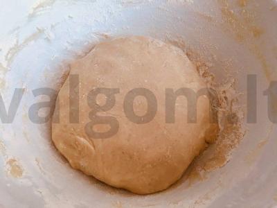 Švelnus grietinės pyragas iš blynelių keptuvėje su vyšniomis ir bananais Žingsnis 1