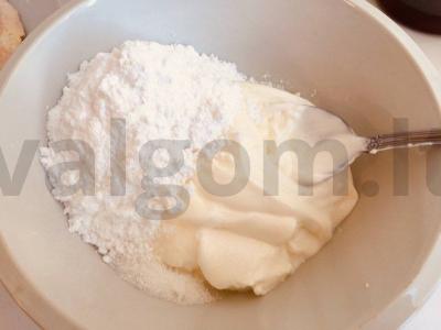 Švelnus grietinės pyragas iš blynelių keptuvėje su vyšniomis ir bananais Žingsnis 3