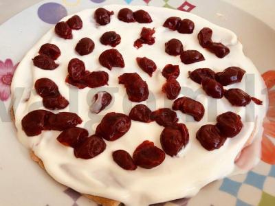 Švelnus grietinės pyragas iš blynelių keptuvėje su vyšniomis ir bananais Žingsnis 4