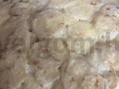 Kiauliena orkaitėje su bulvėmis, sūriu ir prieskoniais pagrindine nuotrauka