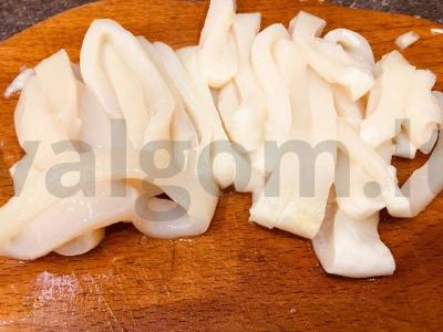 Švelnūs kalmarai, troškinti grietinėje su sūriu ir česnaku Žingsnis 1