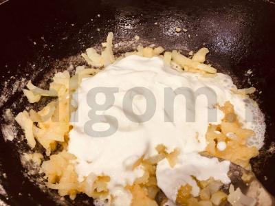 Švelnūs kalmarai, troškinti grietinėje su sūriu ir česnaku Žingsnis 2