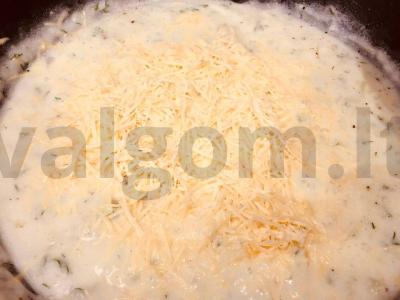 Švelnūs kalmarai, troškinti grietinėje su sūriu ir česnaku Žingsnis 3