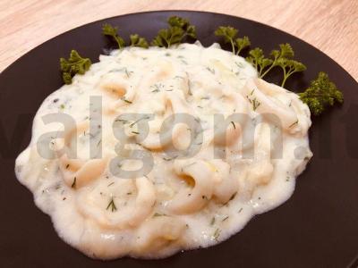 Švelnūs kalmarai, troškinti grietinėje su sūriu ir česnaku pagrindine nuotrauka