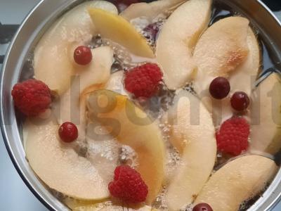 Obuolių, aviečių ir spanguolių kompotas Žingsnis 8