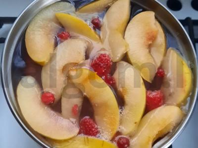 Obuolių, aviečių ir spanguolių kompotas pagrindine nuotrauka