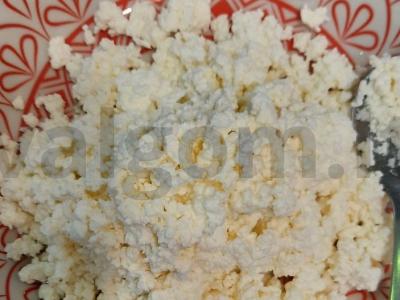 Varškė su raudonaisiais serbentais, džiovintomis abrikosais ir razinomis Žingsnis 1