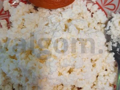 Varškė su raudonaisiais serbentais, džiovintomis abrikosais ir razinomis Žingsnis 2