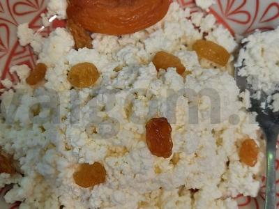 Varškė su raudonaisiais serbentais, džiovintomis abrikosais ir razinomis Žingsnis 3