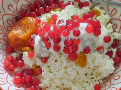 Varškė su raudonaisiais serbentais, džiovintomis abrikosais ir razinomis pagrindine nuotrauka