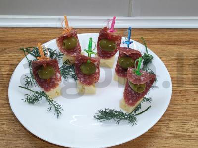 Kanapės su alyvuogėmis pagrindine nuotrauka