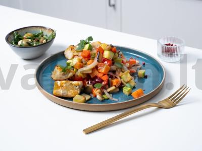 Daržovių troškinys su šilkmedžiais pagrindine nuotrauka