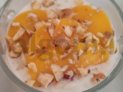 Jogurtas su avižomis ir persiku pagrindine nuotrauka