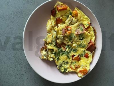 Omletas su dešra migdolų piene pagrindine nuotrauka