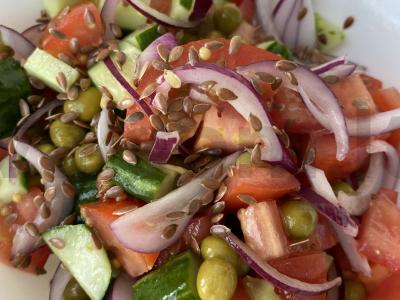 Salotas „Nauda“ su žirniais pagrindine nuotrauka