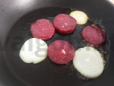 Šiltas sumuštinis su keptu svogūnu ir rūkytos dešros Žingsnis 1