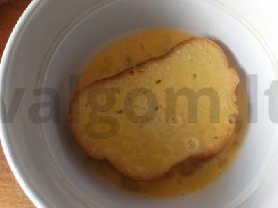 Šiltas sumuštinis su keptu svogūnu ir rūkytos dešros Žingsnis 2