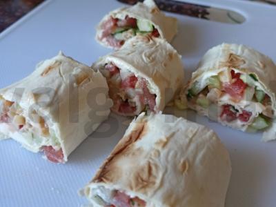 Namų ritinėliai su kiaušiniu pagrindine nuotrauka