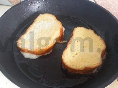 Šiltas sumuštinis su keptu svogūnu ir rūkytos dešros Žingsnis 3