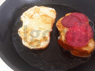 Šiltas sumuštinis su keptu svogūnu ir rūkytos dešros Žingsnis 4