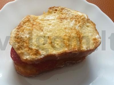 Šiltas sumuštinis su keptu svogūnu ir rūkytos dešros pagrindine nuotrauka