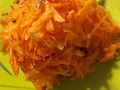 Troškinta vištiena su bulvėmis, morkomis ir žaliu svogūnu Žingsnis 3