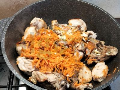 Troškinta vištiena su bulvėmis, morkomis ir žaliu svogūnu Žingsnis 6