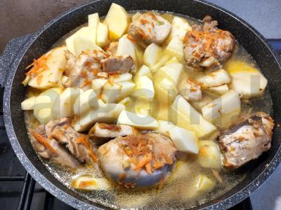 Troškinta vištiena su bulvėmis, morkomis ir žaliu svogūnu Žingsnis 8