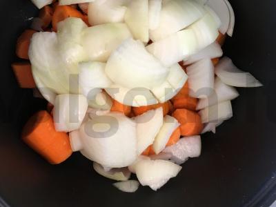 Cukinijų ikra lėtojoje viryklėje Žingsnis 1