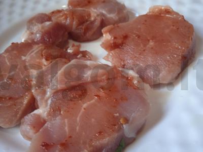 Aštrus kiaulienos patiekalas su džiūvėsėliais Žingsnis 2