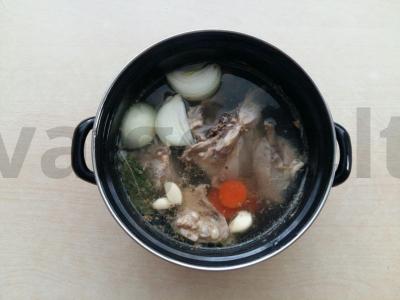 Naudingas vištienos sultinys su imbieru ir laimu Žingsnis 1