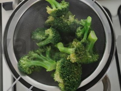 Vitaminų salotas su obuoliais, brokoliais ir migdolais Žingsnis 1