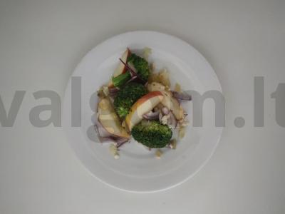 Vitaminų salotas su obuoliais, brokoliais ir migdolais pagrindine nuotrauka