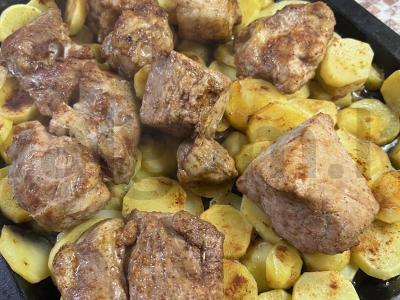 Bulvės su kiauliena orkaitėje pagrindine nuotrauka