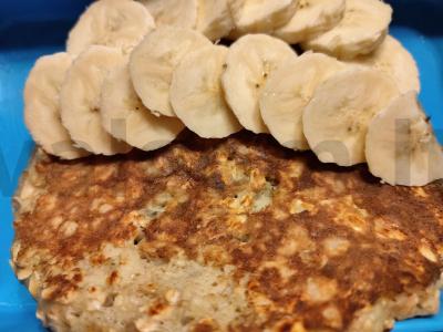 Avižų blynas su bananais pusryčiams pagrindine nuotrauka