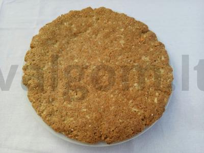 Vegetariška morkų-obuolių pyragas su imbieru ir cinamonu pagrindine nuotrauka