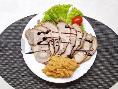 Kiaulienos pečių su persimonų padažu pagrindine nuotrauka