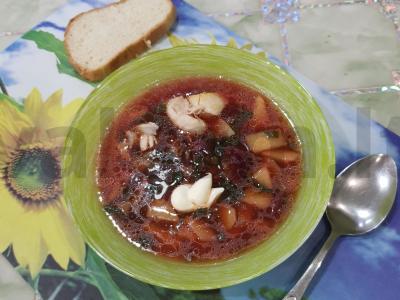 Burokėlių sriuba su vištienos sparneliais pagrindine nuotrauka